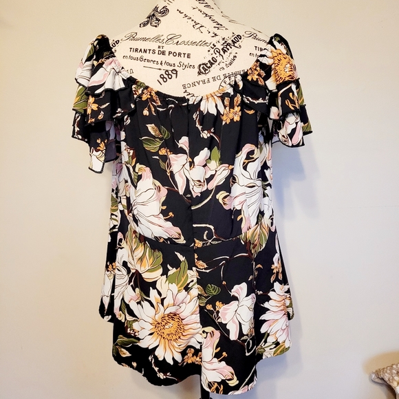 NWOT!! FLORAL OFF THE SHOULDER RUFFLE SLEEVED TOP!! 🌸🌼🏵 - Picture 5 of 8